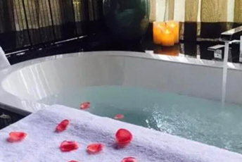 北京东城区水疗池中的失重冥想：当身体学会漂浮